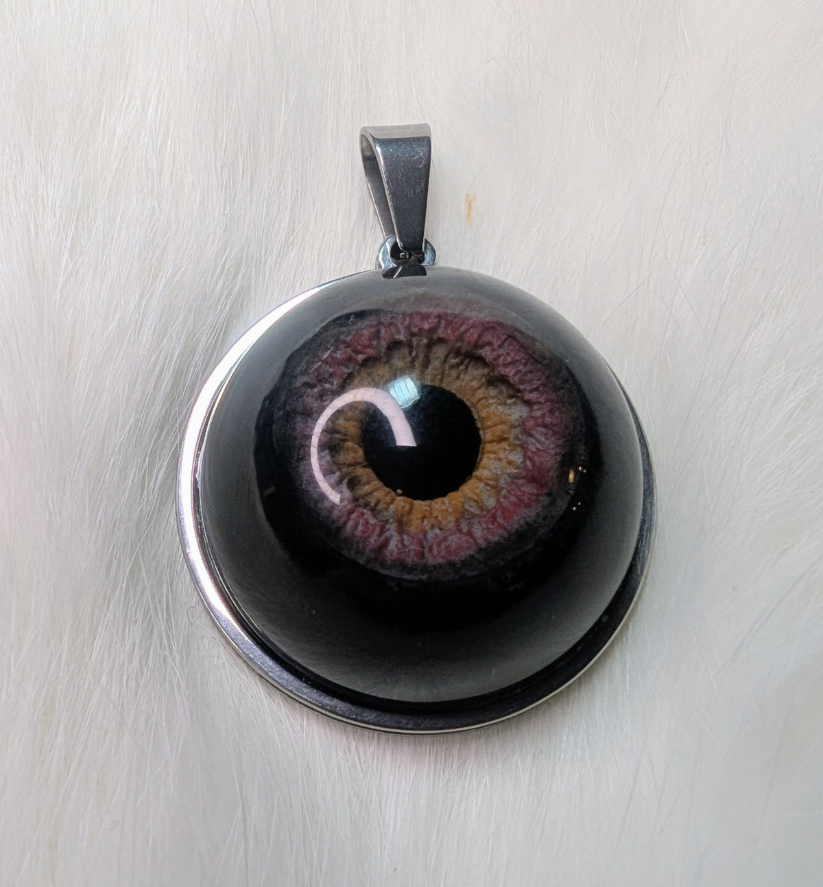 Eye pendant with obsidian pupil