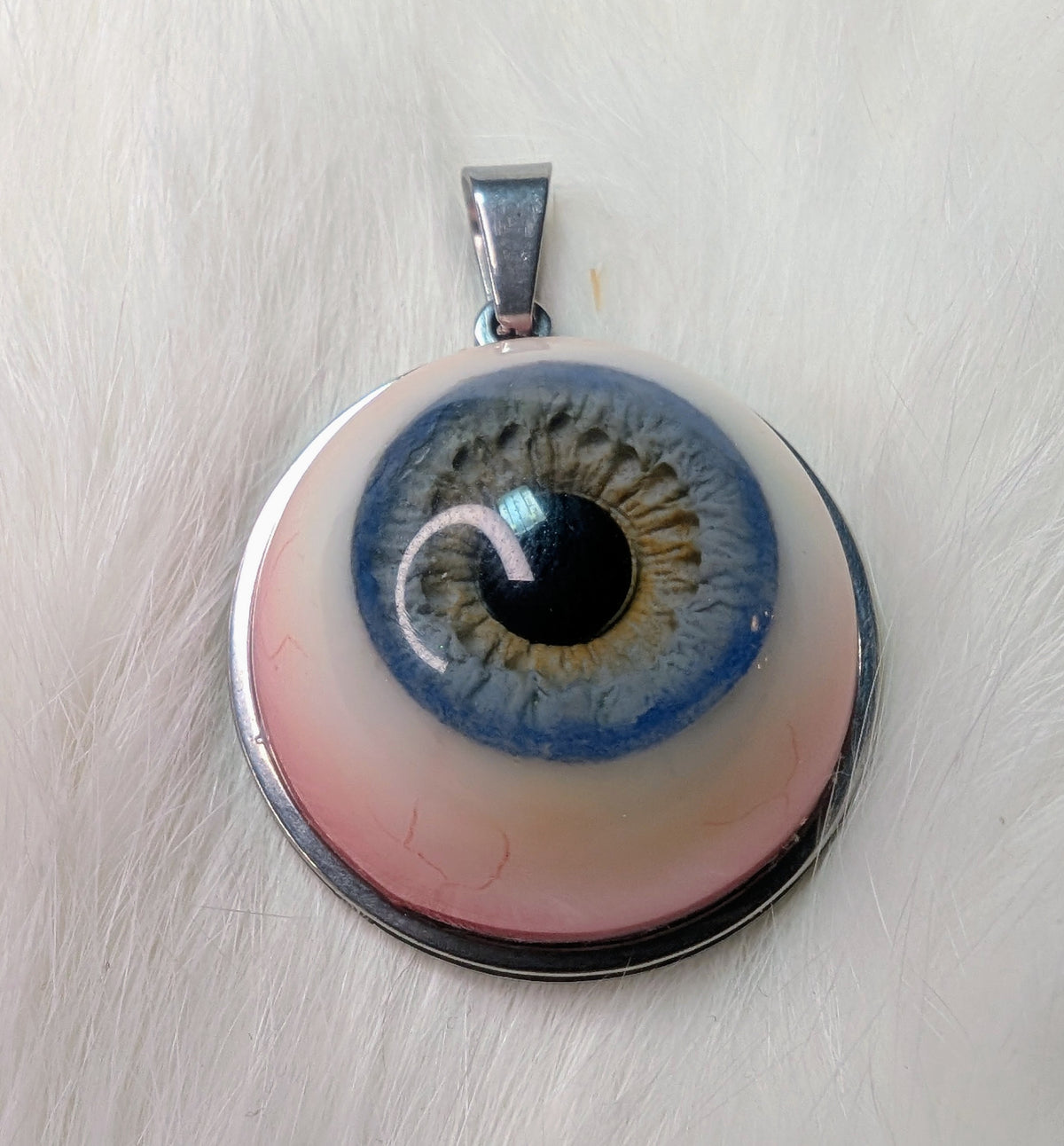 Eye pendant with obsidian pupil