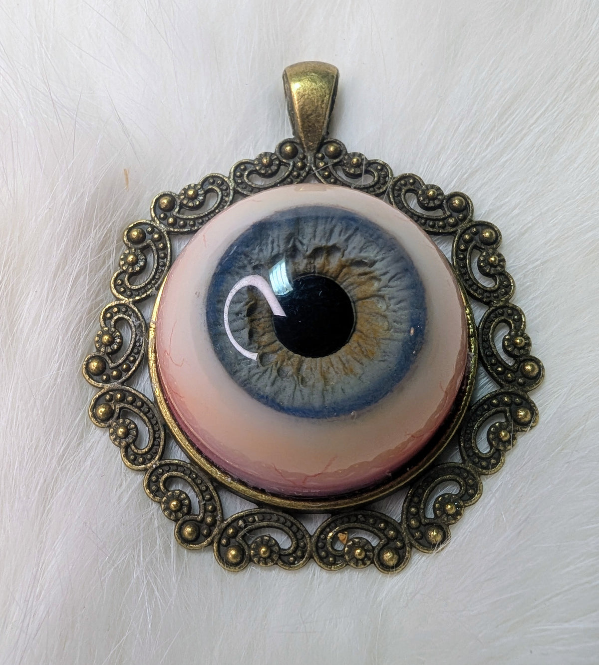 Eye pendant with obsidian pupil